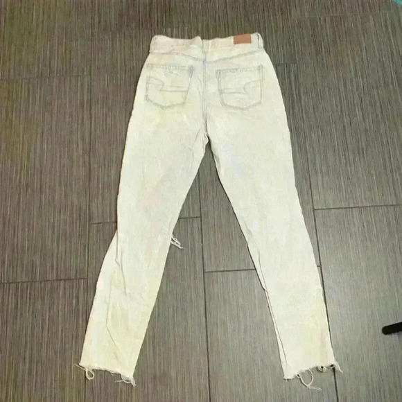 American Eagle Women's Blue Light Wash Distressed Raw Hem Mom Denim Jeans Size 0 - Picture 10 of 11